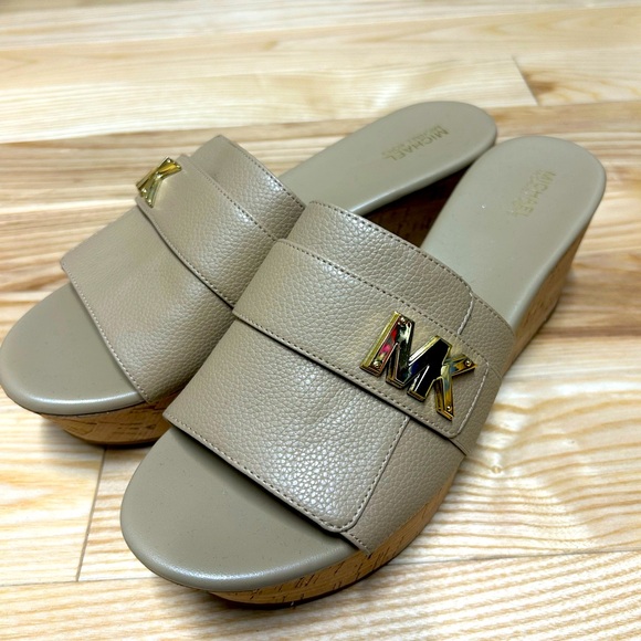 Michael Kors Beige Wedge Slides - Picture 3 of 11